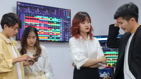 Khối ngoại xả hơn 1.100 tỷ đồng, VN-Index trượt khỏi vùng đỉnh 1.340 điểm