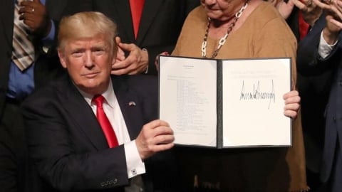 TT Trump ban hành lệnh hạn chế nhập cảnh mới với 19 quốc gia