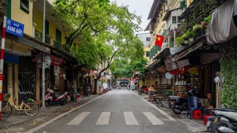 Phố buôn bán Hà Nội bất ngờ vắng như 'Chùa Bà Đanh'