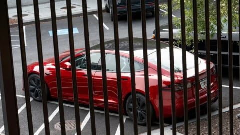 Chiếc Tesla đỏ và màn 'quay xe' chính trị tốn kém nhất Phố Wall