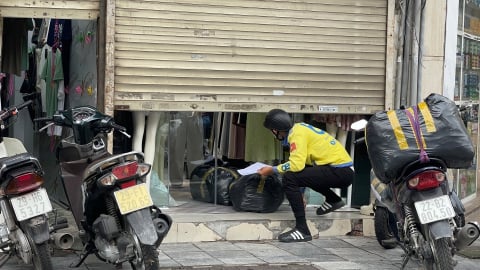 Cảnh lạ Phố ‘Tây’ Hà Nội: Cửa hàng tháo biển, hé cửa bán - mua
