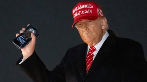 Tập đoàn gia tộc Donald Trump bán điện thoại thông minh giá 499 USD