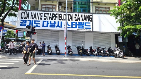 Loạt hàng thời trang trên phố du lịch Đà Nẵng 'cửa đóng, then cài'