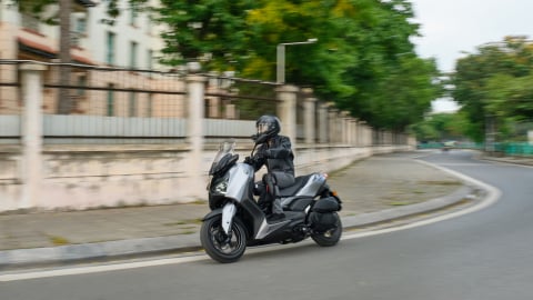 Tay ga đường dài Yamaha XMAX 300: Lựa chọn thực tế cho người sống xa trung tâm
