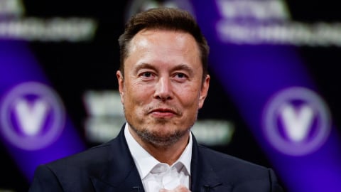 Người giàu nhất hành tinh Elon Musk: Quá khứ ở nhờ nhà bạn gái, sống với 1 USD/ngày