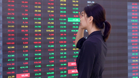Giá dầu lao dốc, cổ phiếu dầu khí 'sập sàn' bất chấp VN-Index vượt đỉnh 