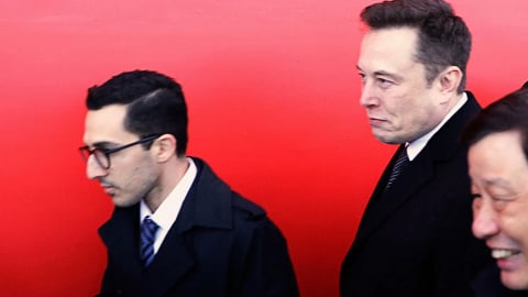 Elon Musk bất ngờ 'trảm' tướng Tesla