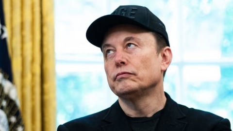 Elon Musk lại 'múa kiếm' với ông Trump, nhà đầu tư Tesla ngồi trên đống lửa