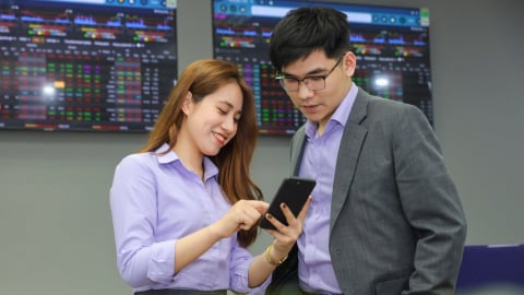 VN-Index tiếp tục vượt đỉnh, bộ đôi TPB - ORS bất ngờ tăng trần