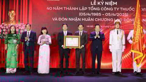 Vinataba đón nhận Huân chương Lao động hạng Ba nhân kỷ niệm 40 năm thành lập