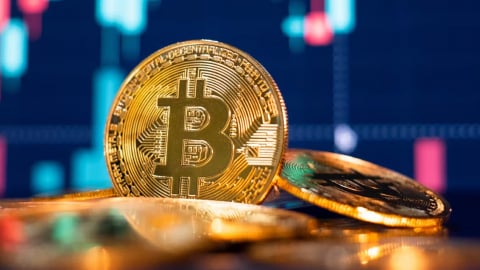 Bitcoin tăng gần gấp đôi so một năm trước, Mỹ bật đèn xanh?