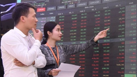  VN-Index vượt đỉnh lịch sử, nhóm chứng khoán 'bay cao'