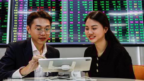 Tiền đổ mạnh vào thị trường, VN-Index vượt đỉnh lịch sử