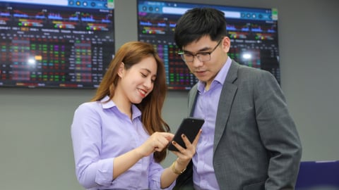 Điểm danh những 'cây nến tím' sáng nhất phiên sinh nhật thị trường chứng khoán
