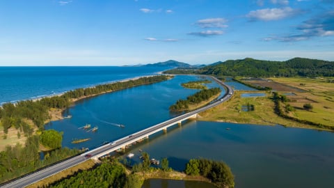Những điểm nhấn trên con đường chiến lược ven biển bắc miền Trung