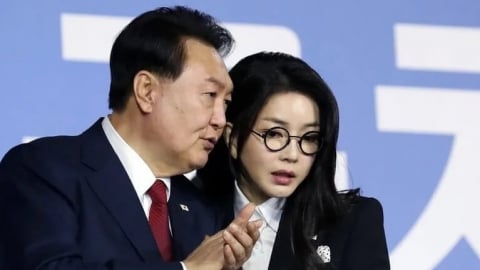 Lần đầu tiên trong lịch sử Hàn Quốc, vợ chồng cựu tổng thống cùng bị bắt giữ