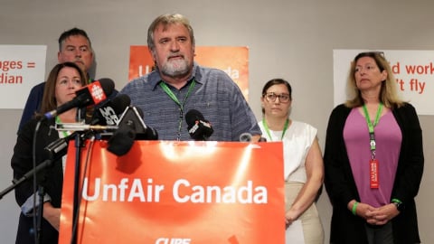 Tiếp viên Air Canada đình công: Chủ tịch công toàn tuyên bố chấp nhận ngồi tù