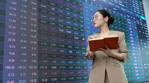 NĐT tiếp tục ‘săn’ cổ phiếu chứng khoán, VN-Index vẫn chưa tìm lại sắc xanh