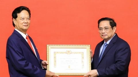 Nguyên Thủ tướng Nguyễn Tấn Dũng nhận Huy hiệu 55 tuổi Đảng