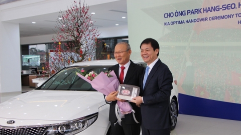 Kia Optima tặng HLV U23 Park Hang Seo có gì ấn tượng?