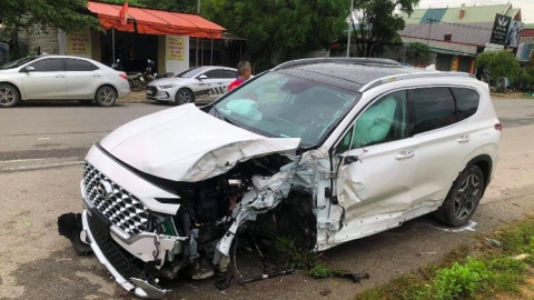 Hyundai Santa Fe đời mới 'rụng' bánh sau tai nạn