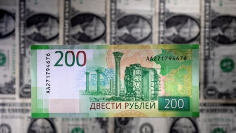 Bất chấp Nga nỗ lực ‘giải cứu’, đồng ruble xuống đáy 17 tháng