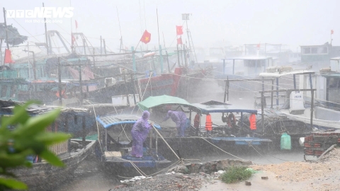 Cảnh sóng biển nhấn chìm tàu trong siêu bão Yagi