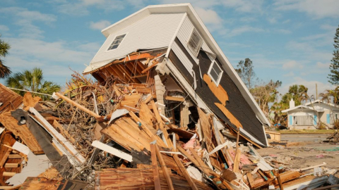 Siêu bão Milton tàn phá Florida, 3 triệu người chìm trong bóng tối