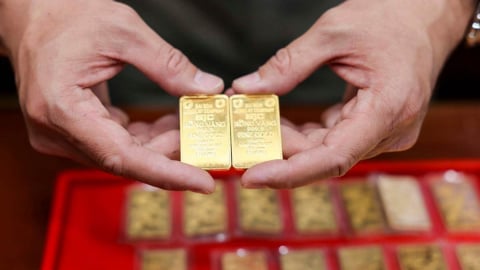 Liên tục tụt dốc, giá vàng SJC 'bốc hơi' vài triệu/lượng trong vài tiếng