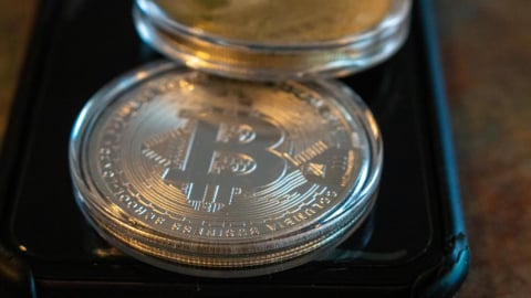 Giá Bitcoin bùng nổ, lập đỉnh gần 112.000 USD