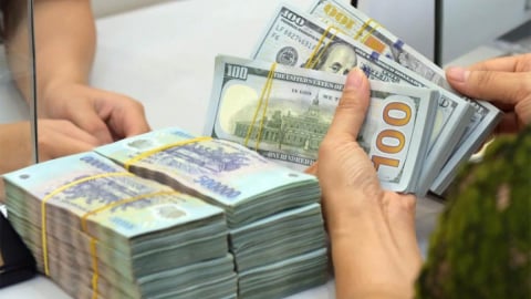 Giá USD ngân hàng và 'chợ đen' đồng loạt đi xuống 