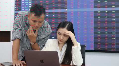 VN-Index vượt 1.300 điểm: Nhà đầu tư vẫn 'lạc nhịp' thị trường