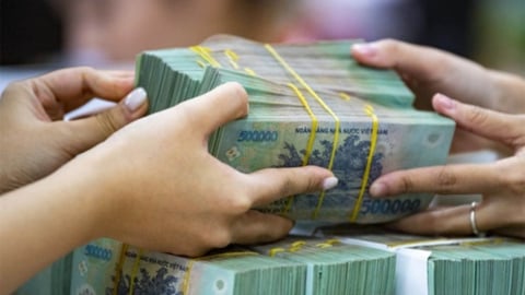 Lãi suất tiết kiệm thấp, vì sao tiền gửi vào ngân hàng tăng kỷ lục?