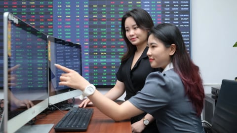 Tiền cuồn cuộn chảy vào nhóm bất động sản, VN-Index 'thoát hiểm' phút bù giờ