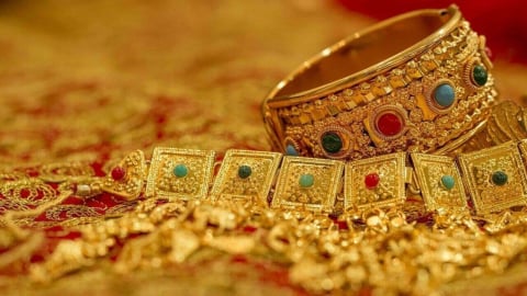 Vàng tăng phi mã do USD suy yếu và lo ngại khủng hoảng gia tăng