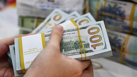 Giá USD 'chợ đen' tiếp tục tăng nóng, tiến sát đỉnh cao