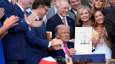 Thông qua đạo luật 4.500 tỷ USD, TT Trump đi vào lịch sử nước Mỹ