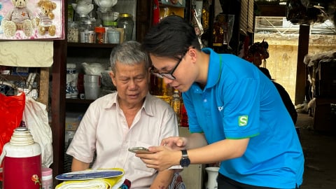 'Chủ sạp tạp hóa 70 tuổi, chỉ mất vài giây để xuất hoá đơn điện tử'
