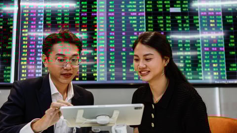 Tiền đổ mạnh vào thị trường, VN-Index vượt đỉnh lịch sử