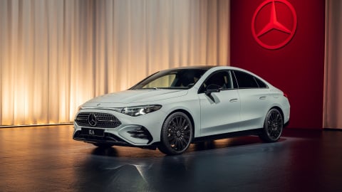 Mercedes kết hợp Microsoft ra mắt xe sang 60.000 USD cho dân văn phòng