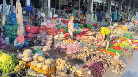 Khách giảm và chủ sạp bán cầm chừng: TP.HCM thanh lọc chợ truyền thống 