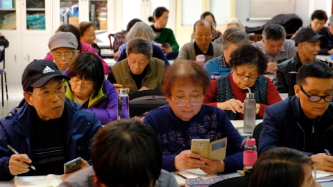 Lớp học AI tuổi xế chiều: Khai mở tiềm năng kinh doanh với người già