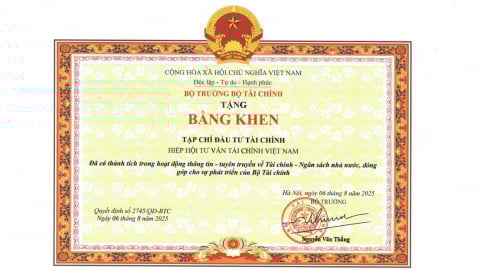 Bộ trưởng Bộ Tài chính tặng Bằng khen cho VietnamFinance nhân dịp 10 năm thành lập