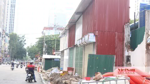 Hà Nội: Đường Nguyễn Tuân mở rộng chưa xong, nhà 'tý hon' đã lên tầng