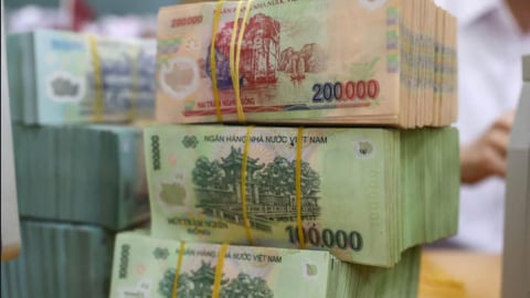 Lãi suất liên ngân hàng bất ngờ vọt lên 13%/năm