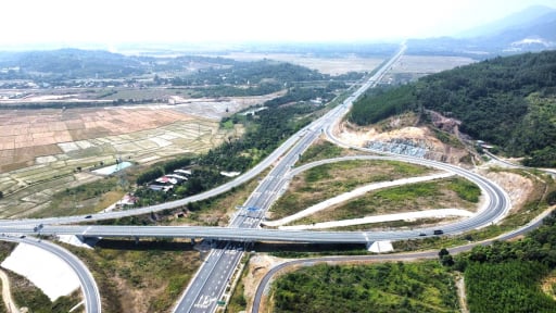 Trải nghiệm 70km cao tốc Vân Phong – Nha Trang vừa đưa vào khai thác
