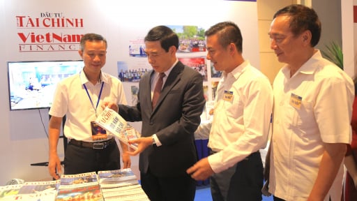 Lãnh đạo Đảng và Nhà nước thăm gian trưng bày của Tạp chí Đầu tư Tài chính - VietnamFinance tại Hội Báo toàn quốc 2025
