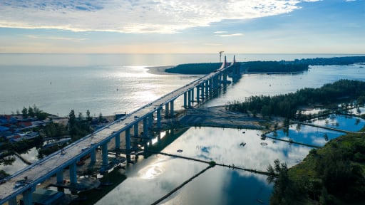 Cầu vượt cửa biển dài nhất miền Trung sắp về đích