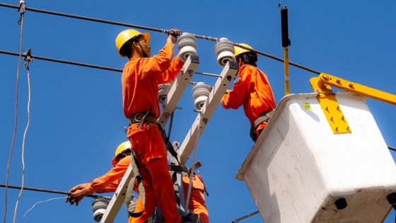 Giá điện tăng thêm gần 5% ngay khi EVN báo lỗ xấp xỉ tỷ USD