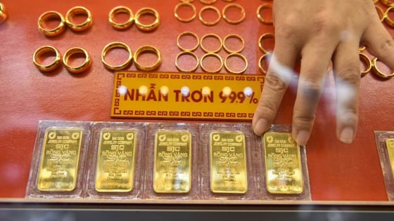 Giá vàng miếng SJC bất ngờ vượt 120 triệu/lượng chỉ sau một đêm
